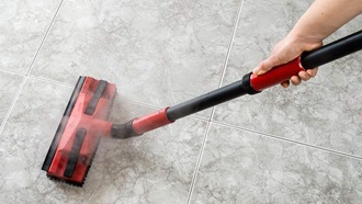 De vloer schoonmaken met een stoomreiniger